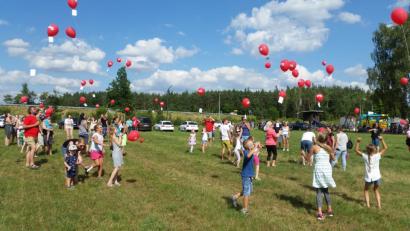 Bild: myd
Fast 100 Luftballons stiegen in den blauen Nachmittagshimmel bei Schwarzenbach. Beim SPD-Kinderfest 2019 werden die Preise für die Gewinner vergeben.