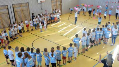Bild: ohr
Die Grundschule Fensterbach beteiligte sich an der gemeinsamen Aktion des BLLV und des BFV „Ballhelden - Kicken für Kinder in Not“ . Mit der „Ballhelden- Hymne“ stimmten sich die Mädchen und Buben in der Sporthalle auf die einzelnen Anforderungen auf dem Sportplatz der DJK Dürnsricht- Wolfring ein.