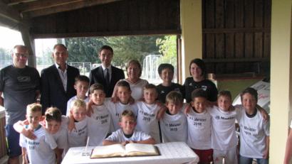 Bild: knh
Mit 14:0 siegt die F1-Jugend des VfB Mantel auch im letzten Spiel und darf zum dritten Mal nacheinander die Meisterschaft in der Fair-Play-Liga feiern.