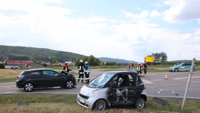 Bild: Thomas Dobler
Der kleine Smart hätte beim Stopp-Schild bei Willhof eigentlich stehen bleiben müssen, fuhr aber ungebremst in die Kreuzung und kollidierte mit dem Astra im Hintergrund. Die Smart-Fahrerin kam mit Verletzungen ins Krankenhaus, der Astra-Fahrer überstand die Kollision ohne Blessuren.