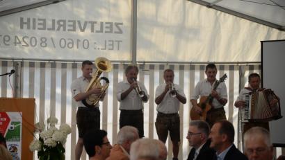 Bild: Andreas Brückmann
Die Raigeringer Musikanten eröffneten das Vereinsjubiläum des SV Raigering zünftig.
