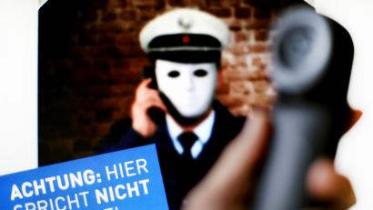 Bild: jrh
Ein Telefonhörer vor einem Plakat der Polizei mit der Aufschrift „Achtung: Hier spricht nicht die Polizei“: Wegen Betrugs als „falscher Polizist“ hat das Landgericht Köln einen Angeklagten zu fünf Jahren und vier Monaten Gefängnis verurteilt. Auch in der Oberpfalz grassiert die Masche.