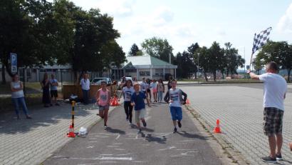 Bild: e
Die Kinder der drei Schulklassen waren aufmerksam bei der Sache: Aus vollem Spurt nach dem Senken der Zielflagge sofort stoppen – das geht selbst beim Laufen nicht. Beim Autofahren erst recht nicht.