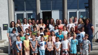 Bild: flm
Die Kinder der Marien-Grundschule mit ihrer Lehrerin Martina Reichl (links) sowie das P-Seminar Deutsch unter der Leitung von Alexandra Härtl (rechts).