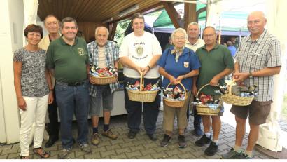 Bild: Hirsch
Zweite Bürgermeisterin Ulrike Roidl, MdL Franz Schindler und Vorsitzender Hans Müller (von links) überreichten den Vertretern der stärksten Wandergruppen Sachpreise.