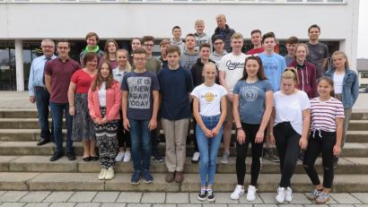 Bild: do
Gymnasium International ist an der Eschenbacher Schule Programm. Mit einem intensiven Schüleraustausch fördert das Gymnasium den Europäischen Gemeinschaftsgeist. Eine Partnerschaft besteht auch mit der Great Baddow High School in Chelmsford/England. Zwölf junge Engländer waren jüngst mit ihren Lehrkräften Gäste der Schule und der deutschen Schüler. Unser Bild zeigt Gastgeber und Gäste mit den Lehrkräften.