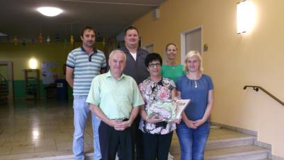 Bild: exb
Mit Blumen und Urkunde gratulieren Bürgermeister Günter Kopp (vorne links) und Geschäftsleiterin Kathrin König Christine Bayer (vorne von rechts) zum 25. Dienstjubiläum. Glückwünsche nimmt sie auch von ihren Kollegen Wolfgang Groß, Georg Redl und Sandra Hofmann entgegen.