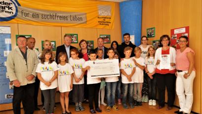 Bild: arw
Gut gelaunt nehmen die Schüler den Scheck in Empfang. Den überreichte Vorsitzende Dr. Karl Sauer (Vierter von links), Geschäftsführerin Lisa Loreth und Schulleiter Rainer Hetz. Mit der Urkunde Konrektorin Andrea Kostka (Zweite von rechts).