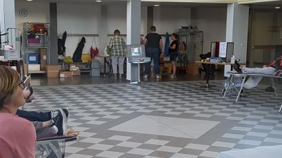 Bild: mde
Auf den 13 Liegen in der Mittelschule legen sich 190 Blutspender zum Aderlass nieder.