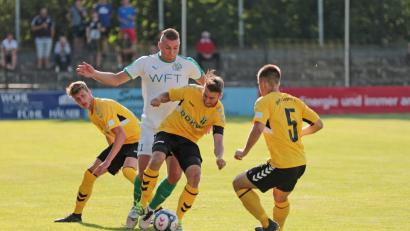 Bild: Mario Wiedel
Kein Durchkommen ist hier für Marco Seifert.Erst in der Nachspielzeit gelang dem Gebenbacher Stürmer (weißes Trikot) der Anschlusstreffer zum 3:2. Die Hofer Abwehr stand bis auf einen Patzer sicher.