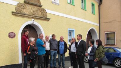 Bild: sei
Bundestagsabgeordneter Uli Grötsch (Dritter von rechts) sieht sich in Mantel um.