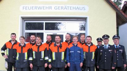 Bild: soj
Sie freuten sich über das Ablegen der Leistungsprüfung (von links): Florian Wegmann, Corinna Hecht, Thomas Panzer, Karl Krämer, Dennis Späth, Kommandant Stefan Dumler, Wolfgang Schultes, Bastian Bauer, Sebastian Söllner, Max Panzer, Kreisbrandmeister Florian Trießl, Kreisbrandmeister Günther Fachtan und Kreisbrandmeister Albert Fröhlich“
