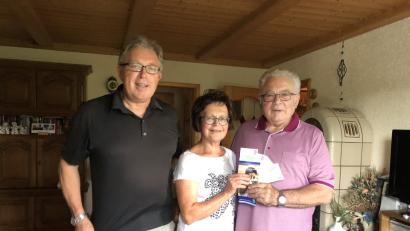 Bild: do
Unser Bild zeigt die Spendenübergabe von Arnold Mirwald (rechts) an Dr. Georg Bayerl (links) und Ehefrau Gabi Bayerl (Bildmitte). Beide gehören zu den Motoren der Hilfsorganisation und versicherten eine hundertprozentige Verwendung der Spende gemäß den Zielen des Vereins.