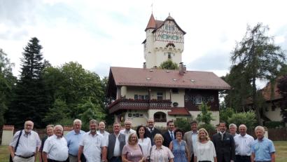 Bild: mor
Die CSU-Kreisräte mit Fraktionschef Stephan Oetzinger, Landrat Andreas Meier, Bundestagsabgeordnetem Albert Rupprecht und Bürgermeister Edgar Knobloch bekunden ihre Solidarität und informieren sich über die Situation der Amerikaner und Militärs rund um den Wasserturm, dem Wahrzeichen des Truppenübungsplatz.