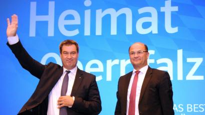 Bild: Stephan Huber
Ministerpräsident Markus Söder und Finanzminister Albert Füracker (beide CSU) lassen sich beim Bezirksparteitag der Oberpfälzer CSU feiern.