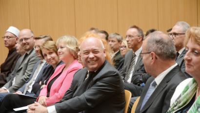 Bild: gsb
Unterschiedliche Charaktere, in der Sache einig: Walter Leupold (Mitte) freut sich über „Wunschkandidat“ Gerhard Heindl (Zweiter von rechts, mit Frau Doris) als Nachfolger als Präsident des Landgerichts Weiden. 	Bild: Schönberger