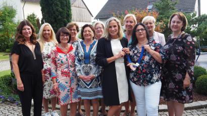 Bild: Bühner
Christiane Bardenheuer (vordere Reihe, Dritte von rechts) übernimmt die Amtskette von Vorgängerin Alexandra Stangl (Zweite von rechts)