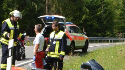 Bild: dob
Ein 24-jähriger Biker wurde am Sonntag in der Nähe "Krautwinkel" bei einem Sturz mittelschwer verletzt. Er war mit seiner Kawasaki ZX-6R auf das Bankett geraten und gestürzt.