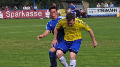 Bild: otr
Sebastian Ermer (l.) war ein ständiger Unruheherd in der Etzenrichter Offensive, auch wenn er hier gegen Michael Diermeier das Nachsehen hatte.