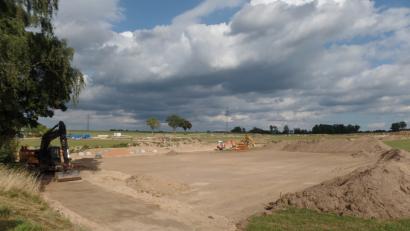 Bild: br
Der nicht unerhebliche Anstieg der Kosten für die Erschließung des Gewerbegebietes „Weiherwiesen II“ (unser Bild), von ursprünglich 955 000 Euro auf nunmehr rund 1,3 Millionen Euro gab im wesentlichen den Ausschlag für eine erneute Verabschiedung des Haushalts der Marktgemeinde Kirchenthumbach für dieses Jahr.