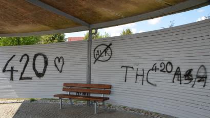 Bild: dob
Im Stadtgebiet entdeckt die Polizei etliche Schmierereien, die eventuell auf eine Kifferszene hinweisen. Am schlimmsten ist das hölzerne Rondell im Stadtpark verunstaltet.