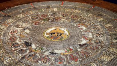 Bild: Wolfgang Steinbacher
Der Amberger Liedertisch von 1591 besteht aus einer runden Solnhofener Kalksteinplatte von 128 Zentimetern Durchmesser. Er gilt als Meisterwerk der Steinätzkunst. In die Platte sind Noten und Text einer Motette für sechs Stimmen eingeätzt, eines der bedeutendsten Stücke evangelischer Kirchenmusik des 16. Jahrhunderts. Der Besucher des Stadtmuseums bekommt das Lied über Lautsprecher präsentiert.