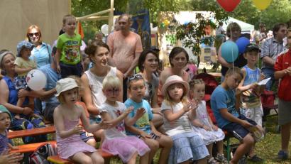 Bild: wil
Seit 25 Jahren der Dauerrenner auf dem Kinderbürgerfest: Beim Kasperltheater sind Kinder und Eltern immer ganz vorne mit dabei.