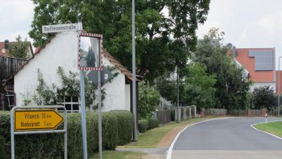 Bild: aks
Ein Gehweg zwischen Raiffeisenstraße und Königsteiner Weg bringt zukünftig mehr Verkehrssicherheit.