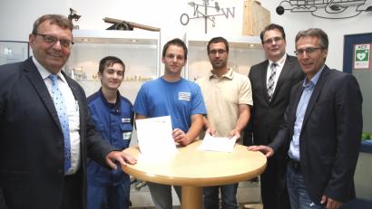Bild: Hirsch
Schulleiter Helmut Schuster, die Auszubildenden Luca Schlachtbauer und Andreas Kraus, Schreinermeister Michael Bräu, BBZ-Geschäftsführer Michael Mändl und der Zentrumsleiter des Kolpingbildungswerkes, Karl Ziegler (von links) planen ein gemeinsames Projekt.