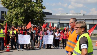 Bild: Dobler
Warnstreik bei EMZ Hanauer am Ende der vergangenen Woche: EMZ-Betriebsratsvorsitzender Georg Bauer und Udo Fechtner, der 2. Bevollmächtigte der IG Metall Amberg (von rechts).