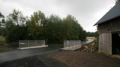 Bild: wro
An der bereits fertige Brücke über den Wiesaubach – unweit der Bächermühle – musste noch nachgearbeitet werden. In Kürze jedoch kann die Pechbrunner Straße wieder für den Verkehr frei gegeben werden.