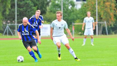 Bild: Duschl
Weidens Thomas Wildenauer (links) entwischt in dieser Szene seinem Gegenspieler.