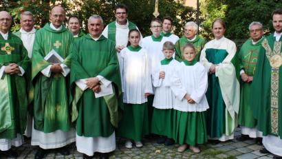 Bild: lg
Die Geistlichen des Dekanates stellten mit Dekan Alfons Kaufmann und Festprediger Christian Burkhardt zusammen mit den Ministranten vor der Stadtpfarrkirche zum Erinnerungsbild.