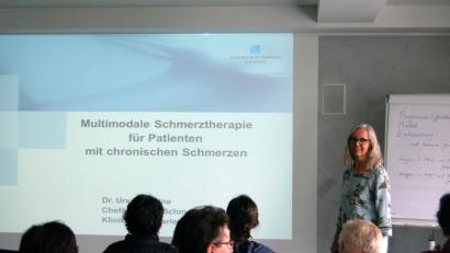Bild: Klinikum/Dowridge
Chefärztin Dr. Ursula Kleine bei ihrem Vortrag über multimodale Schmerztherapie.