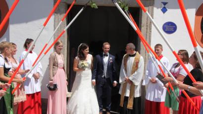 Bild: kro
Nadine Härtl und Andreas Tretter, hier im Bild mit Pfarrer Thomas Vogl, gaben sich in der Kapplkirche das Jawort. Arbeitskollegen des Bräutigams bildeten ein Ehrenspalier mit Absteckpfählen.