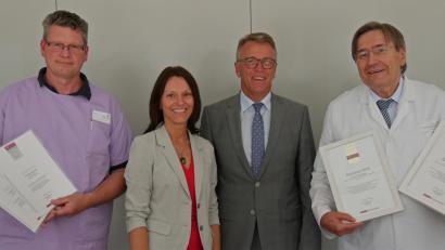 Bild: tr
Wurde für ihre besonderen Leistungen ausgezeichnet, Dr. Gregor Stohlmann (links) und Professor Rudolf Ascherl. Mit im Bild Krankenhausleiterin Claudia Kost und Franz Stahl (Mitte).