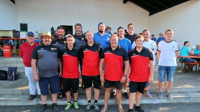 Bild: bsc
Die Sieger des Friedenfels Asphalt-Eisstockturniers 2018: Schiedsrichter Manuel Horn (rechts) gratulierte der erfolgreichen Mannschaft des VER Selb (vorne, rote Trikots) sowie den Mannschaftsvertretern der weiteren Mannschaften zu ihren Platzierungen.