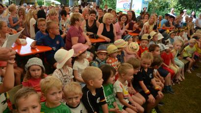 Bild: jr
Voll besetzt war das Zelt beim Sommerfest des Kinderhauses Pechbrunn.