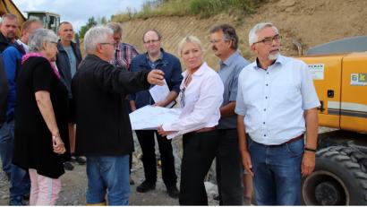 Bild: Dobler
Ingenieur Ferdinand Leidner (Mitte links) zeigte den Mitgliedern des Bauausschusses, was es mit der neuen Straße im Gewerbegebiet West auf sich hat.