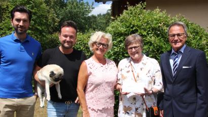 Bild: kro
1600 Euro, den Spendenerlös eines Sommerfestes im Garten des ehemaligen MdB's Reiner Meier, erhielt Dr. Annemarie Schraml für ihre Feuerkinder in Tansania. Unser Bild zeigt von links Yuily Meier, Dominik Meier mit Hund „Gusti“, Ulli Meier, Dr. Annemarie Schraml und Reiner Meier.