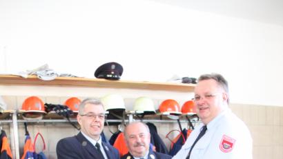Bild: den
Wolfgang Bauer (rechts) bedankte sich bei Stefan Schwägerl (links) mit einem kleinen Präsent für 14 Jahre Tätigkeit als Delegierter für die Kreisjugendfeuerwehr. Dem schloss sich auch Kreisbrandrat Andreas Wührl (Mitte) an.