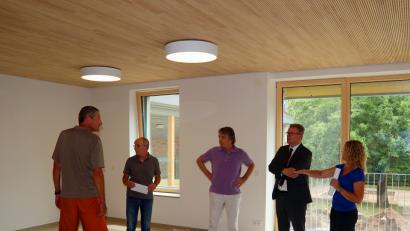 Bild: mfh
Über die hellen Gruppenräume freuten sich beim Rundgang (von links) Pfarrer Uwe Markert, Bauleiter Gerhard Schießl, Architekt Klaus Thiemann, Bürgermeister Michael Göth und Leiterin Gabi Sperber.