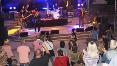 Bild: weu
Markus Engelstädter und seine Band ließen die unvergleichliche Musik der Gruppe „Queen“ im Neunburger Burghof aufleben.