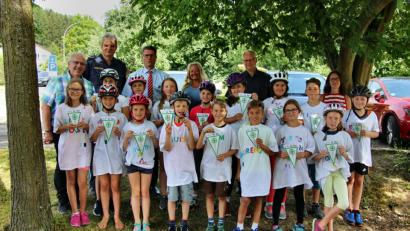 Bild: ds
Vor Freude über den bestandenen Fahrradführerschein strahlen die Schüler und nehmen die Wünsche für stets unfallfreies Radfahren von Bürgermeister Winfried Franz, Verkehrserzieher Bernhard Ziegler, Michael Heinz von der Sparkasse Amberg-Sulzbach, Rektorin Birgit Molitor, Verkehrserzieher Uwe Aulinger und Elternbeiratsvorsitzender Ulrike Appel (hinten, von links) entgegen.