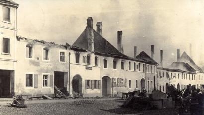 Bild: u
Ein wahres Flammen-Inferno verwüstet am 10. Oktober 1926 die Hirschauer Innenstadt. Es vernichtet zehn Häuser und zwölf Scheunen in der nördlichen Hauptstraße am unteren Markt vollständig. 14 Familien werden obdachlos