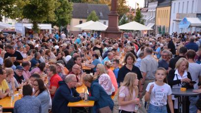 Bild: jr
Trotz mehrerer Konkurrenzveranstaltungen in der Region zog es am Samstagabend massenweise Besucher zum Mitterteicher Marktplatzfest.