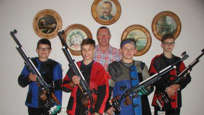 Bild: gis
Stefan Kellner, Jonas Kuhbandner, Hannes Kellner und Christoph Bauer
(von links) präsentieren sich stolz für das Ehrungsfoto.