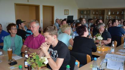 Bild: jr
Bei der Abschlussbesprechung zum 19. Kreisjugend- und Familientag in Konnersreuth gab es im Feuerwehrgerätehaus eine bayerische Brotzeit für die ehrenamtlichen Helfer.