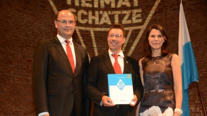 Bild: bey
Finanz- und Heimatminister Albert Füracker (links) und Wissenschaftsministerin Marion Kiechle überreichen Markus Lommer die Urkunde.