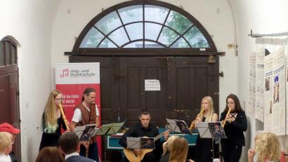 Bild: gac
Die Sulzbacher Hofmusik unter der Leitung von Michael Kämmle (Zweiter von links) erfreut die Zuhörer mit feinem Flötenklang.